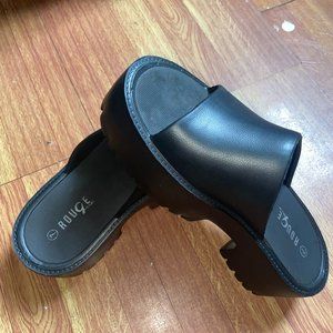 Black slip-on summer platform sandals
